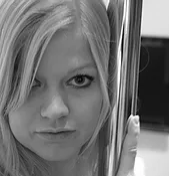 Kasvokuva sara o. Meistä,ohjaajamme