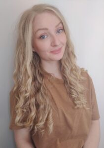 Kasvokuva laura k. Meistä,ohjaajamme